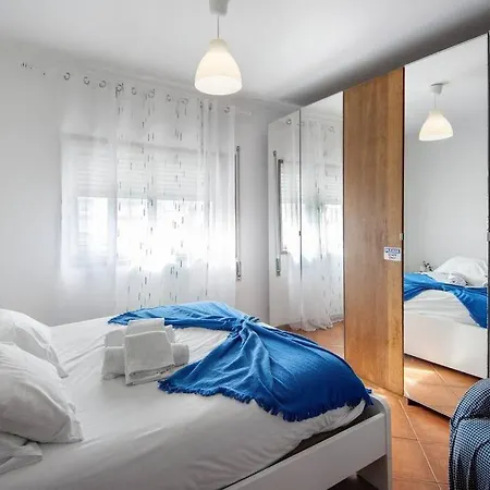 Manny's Place - By The Sea Apartment *